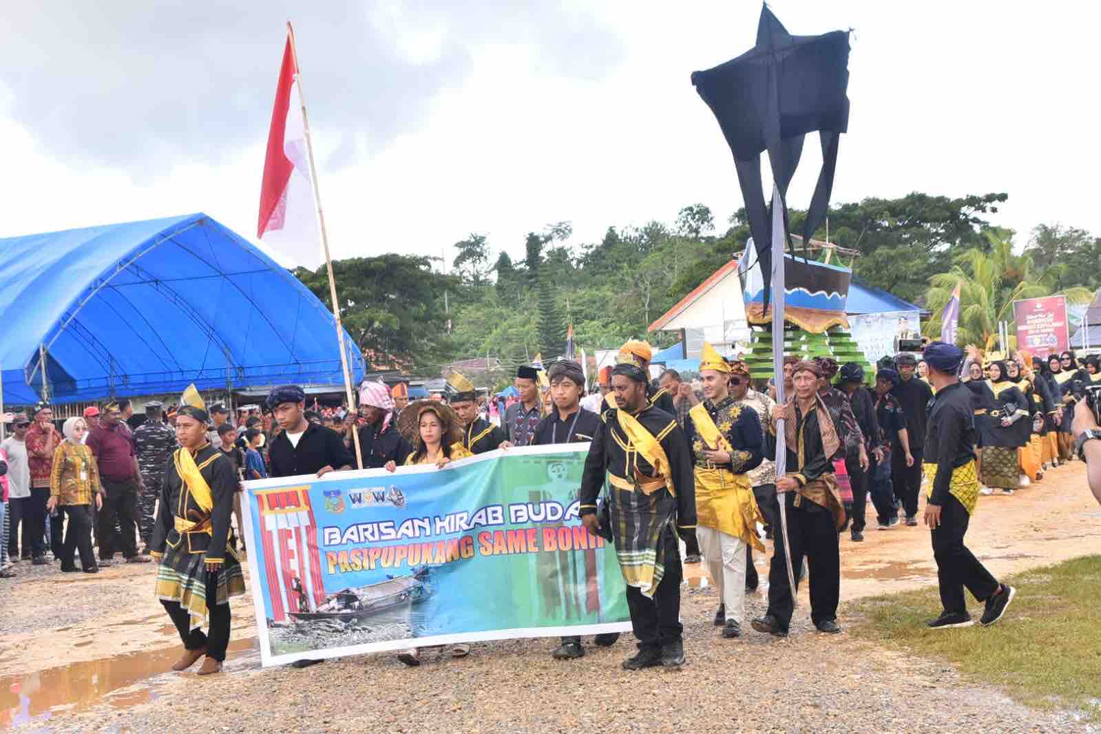 Tampil Memukau, Penampilan Etnis Bajau Mencuri Perhatian Penonton, Peserta Terbanyak di Kirab Budaya Perdana Konawe Kepulauan